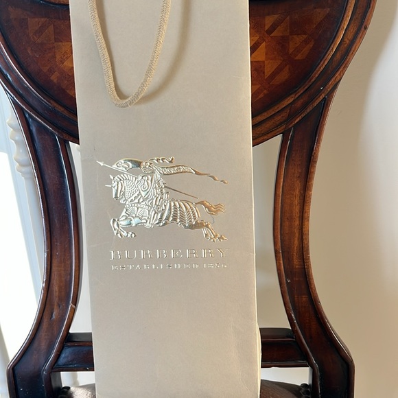 Burberry Scarf with original gift bag - Picture 5 of 5